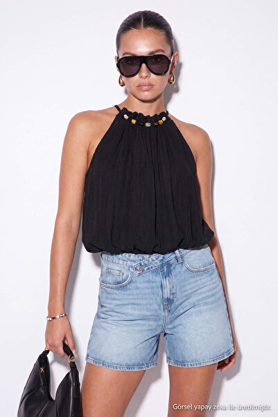 Drop by TrendyolMilla بلوزة سوداء برباط حول الرقبة مع إكسسوارات خرزية وخصر مط...