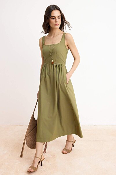 Trendyol Collection فستان كاكي منسوج متوسط الطول بخصر مفتوح وتفاصيل خياطة TWO...