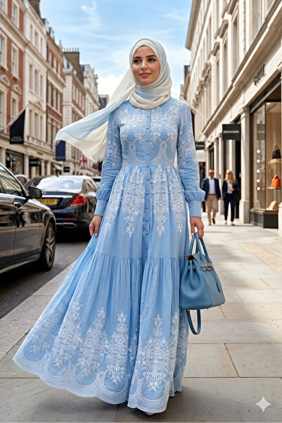 Muslima Wear فستان سهرة مطرز بنمط زهرة بيضاء بأزرار لؤلؤية زرقاء من Blue Dream