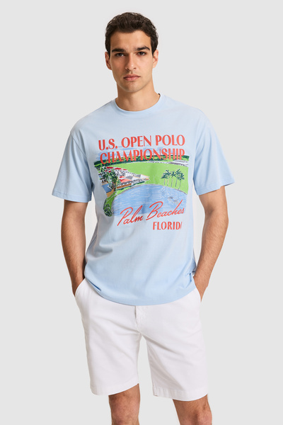 U.S. Polo Assn. تي شيرت رجالي ذو قصة مريحة وياقة دائرية باللون الأزرق الفاتح ...