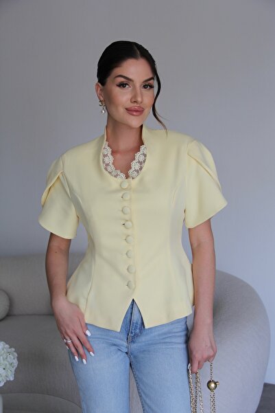 Julidress جاكيت بليزر فاخر بتصميم مبطن مع تفاصيل من الدانتيل والأزرار