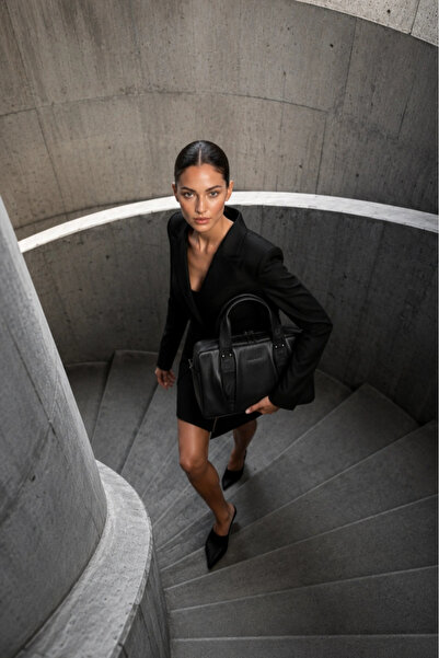 BUENO Black Leather Women's Handbag