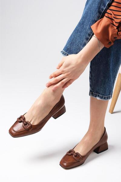 Mio Gusto Dolly Brown Buckle Accessory Blunt Toe Women's Short Heeled Shoes