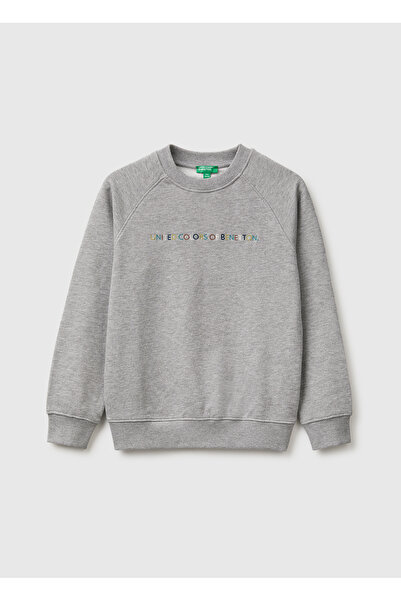 United Colors of Benetton سويت شيرت للأولاد باللون الرمادي الميلانج مع تطريز ...