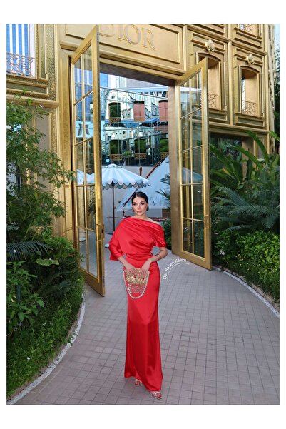 ESRAHELVACI فستان سهرة من مجموعة EH Collection بكتف واحد من الساتان