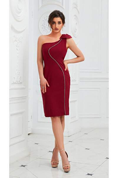 Independent Elegant Red One-Shoulder Dress with Luxurious Details