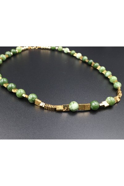 Retrovy Store Green and Gold Natural Stone Choker Necklace