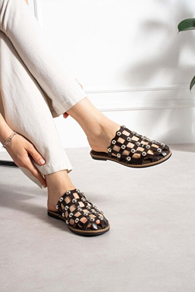 ShoeTek شبشب نسائي من ليفيا مصنوع من الجلد البني