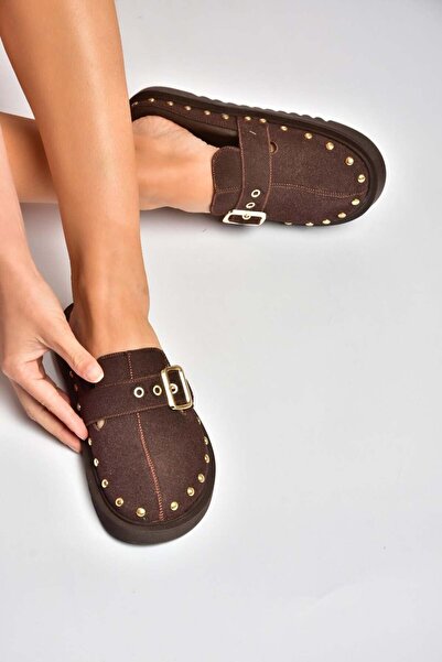 Fox Shoes Y918143802 شبشب سابو من جلد الغزال البني مع تفاصيل مزينة بالمسامير ...