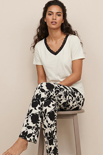 Siyah İnci Ecru Patterned Lace Detailed Viscose Knitted Pajama Set26119129