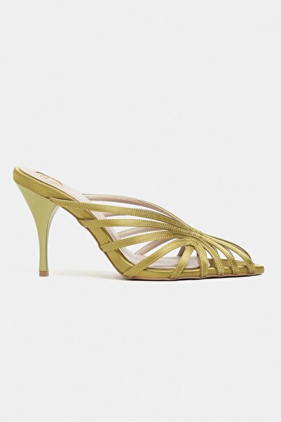 NİŞANTAŞI SHOES شبشب نسائي بكعب عالٍ من الساتان الأخضر مفتوح من الأمام من جوديث