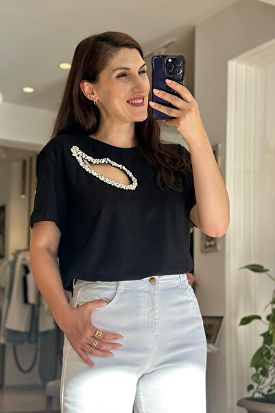Unique Boutique تي شيرت قطني بتفاصيل وتطريزات من الحجر الأسود