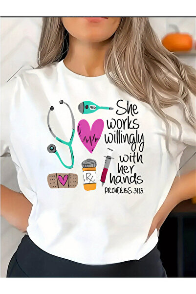 STITCHLY تي شيرت أبيض بتصميم مستوحى من الممرضات - تصميم "إنها تعمل بجودة عالي...