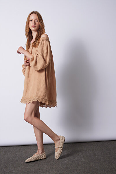 Nisan Lace-Detail Madonna Collar Dress