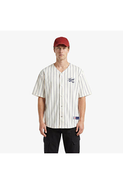 KARL KANI قميص بيسبول أبيض للرجال من Cursive Varsity Pinstripe Cropped Baseball