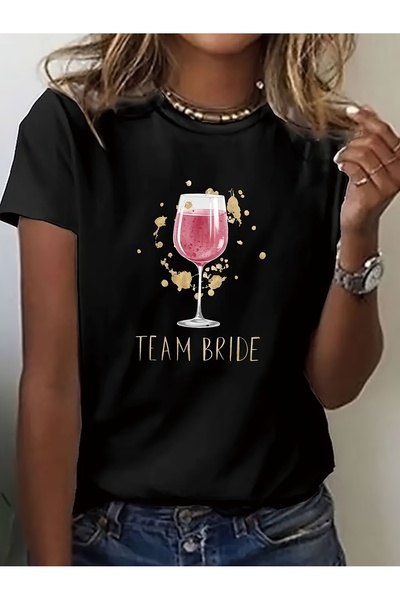 212Wear تي شيرت بأكمام قصيرة وياقة مستديرة مع طباعة رسومية على شكل كأس، مثالي...