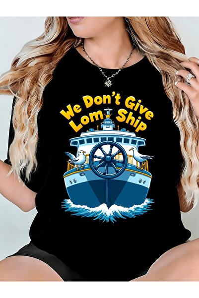 En22 تي شيرت نسائي بتصميم سفينة مع عبارة 'We Don't Give Lom'. يتميز برقبة مري...