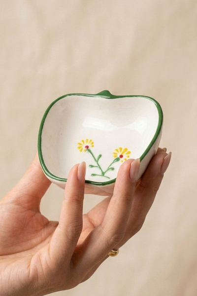 evcime El Yapımı El Boyaması Sarı Çiçek Desenli Elma Model 6'lı Seramik Sosluk & Reçellik & Çerezlik ve Kahvaltı Sunumluk - Yeşil Kenarlı