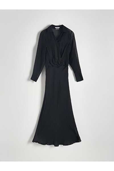 NO BRAND Rochie midi neagră, netedă, evazată, cu decolteu petrecut, mărimea M.
