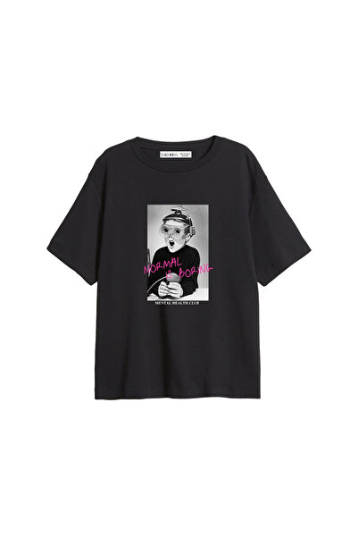 CİNEMA MODA Το "Normal Is Boring" είναι ένα γυναικείο μπλουζάκι με στάμπα, σε...