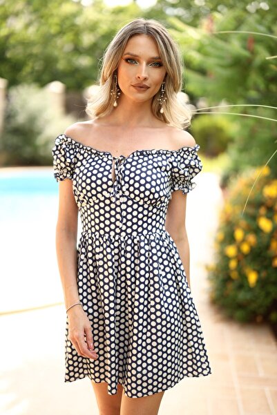 Artista Rochie mini cu buline și umeri goi – Stil feminin și elegant