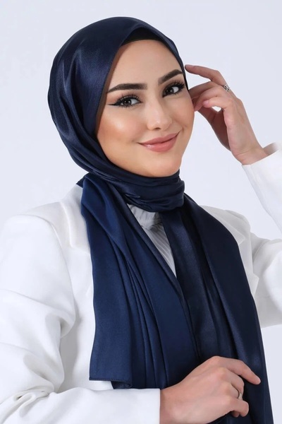 HAREM SCARF شال من الساتان الكريستالي باللون الأزرق الداكن