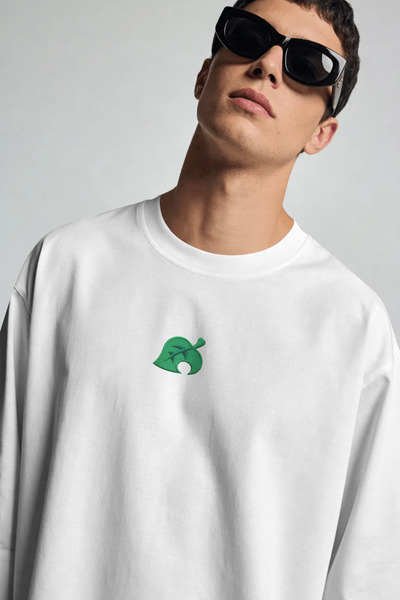 Nakışlı Yaprak Motifli Beyaz Oversize Tişört Minimal Desenli Unisex
