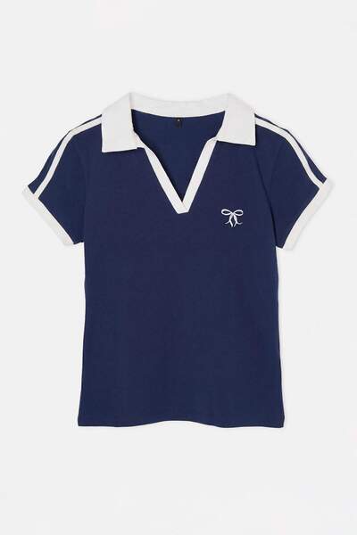 Trendyol Kollektion Marineblaues, figurbetontes, kurzärmliges T-Shirt aus Bau...