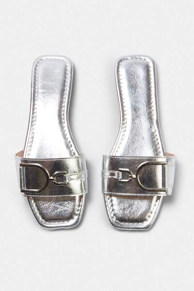 TRENDYOL SHOES Papuci de damă cu detalii accesorii din metal argintiu TAKSS25...
