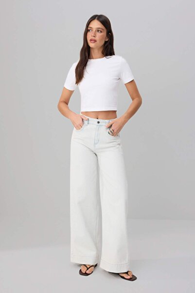Trendyol Collection بنطلون جينز أزرق فاتح بخصر مرتفع وتفاصيل حزام، مصنوع من ا...