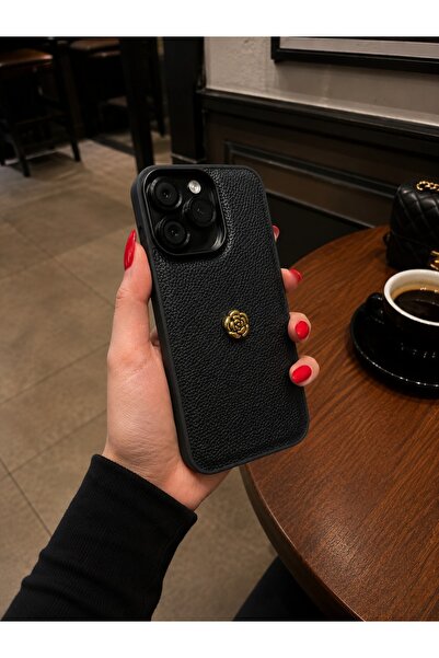 QUSCHU iPhone 15 Pro Uyumlu Deri Dokulu Gold Gül Detaylı Telefon Kılıfı