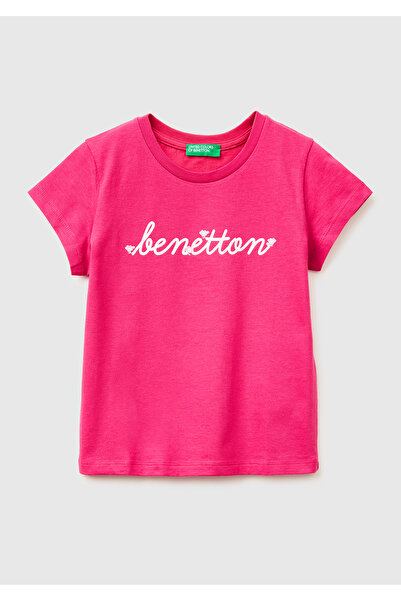 United Colors of Benetton تي شيرت بناتي ذو ياقة مضلعة وأكمام قصيرة وطبعة جراف...