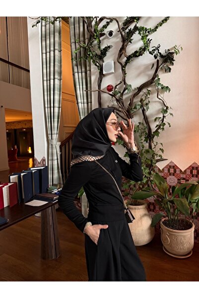 Levidor وشاح حريري من نسيج التويل ذو حافة منقوشة باللون الأسود