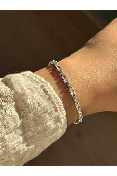 Vola Collection سوار نسائي أنيق من الفولاذ ذو اللون الفضي مرصع بالأحجار على ش...