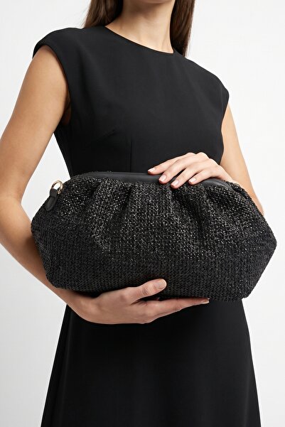 LuviShoes Γυναικεία τσάντα clutch VIEL με μαύρη ψάθινη υφή