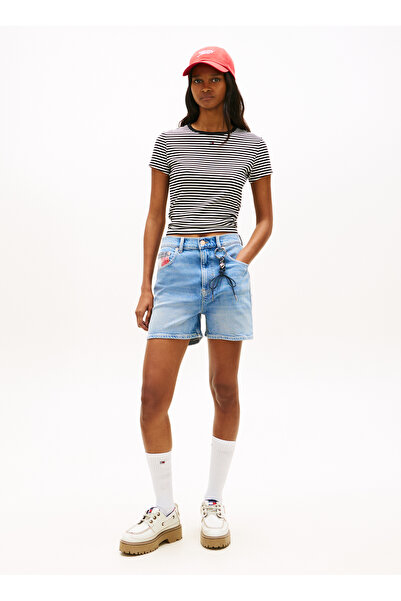 Tommy Jeans شورت جينز نسائي باللون الأزرق الداكن MOM SHORT RWB BJ8131