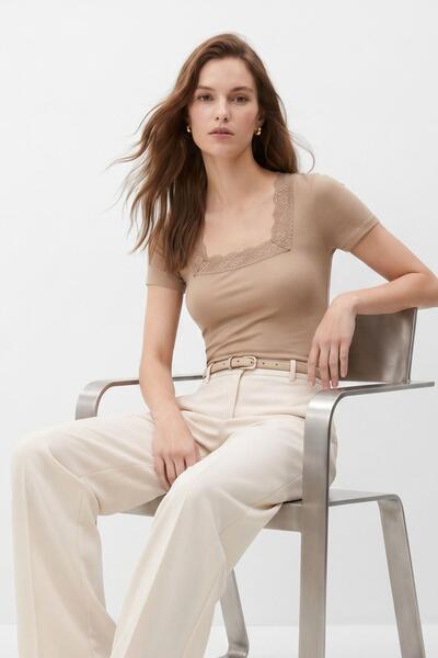 Rays Tricou cu guler pătrat și detaliu din dantelă, culoare nurcă 8577A