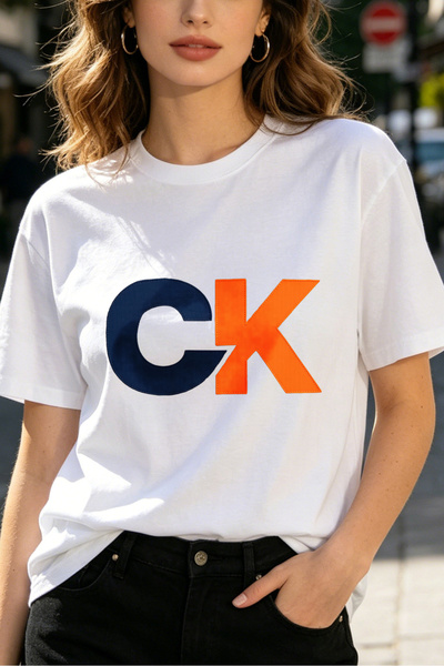 Fleck قمصان نسائية بطباعة شعار CK، تصميم أساسي عصري، أبيض اللون بأكمام قصيرة،...
