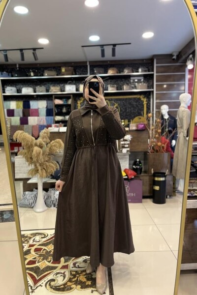 HÜMEYRA BUTİK فستان بتفاصيل حجرية على منطقة الخصر