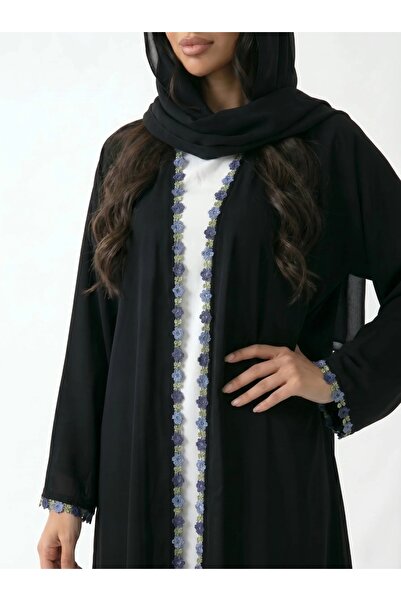 ABAYA QAMRA عباية زهرة الياقوت سوداء كلاسيكية بتطريز دانتيل أزرق ناعم