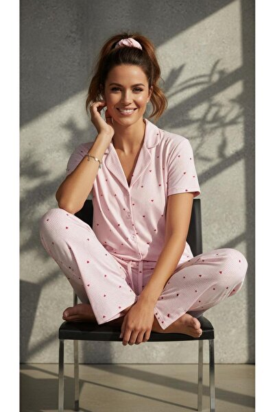 Nouche PEMBE ÇİZGİLİ KALPLİ ERKEK YAKALI PANTALONLU TAKIM