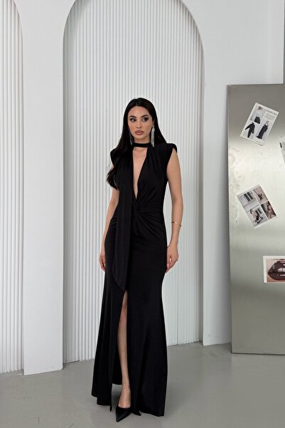 Serica Moda فستان طويل مبطن باللون الأسود مع تفاصيل وشاح