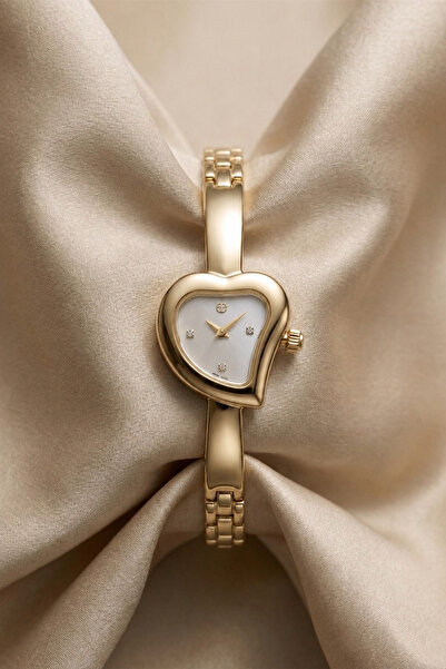 The Watch ساعة يد نسائية بتصميم قلب ومينا أبيض من لوفز - ساعة أنيقة بسوار مرص...