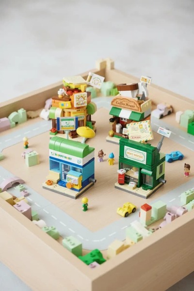 Miniso Lisanslı Mini Şehir Oyun Bloğu Model A – Kompakt 8,6 Cm