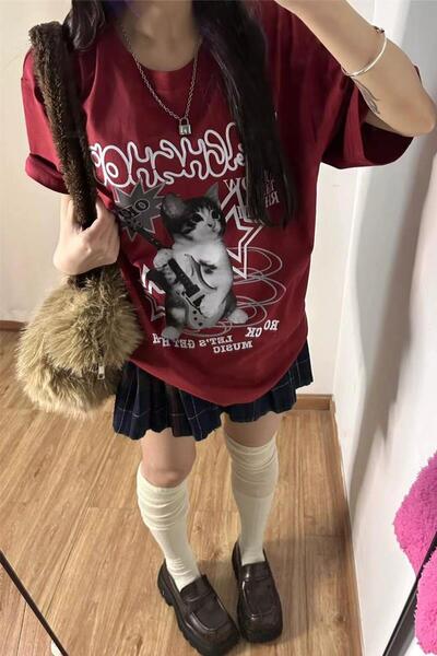ARS Butik Bordo Playing Guitar Cat Unisex Short Sleeve T-Shirt