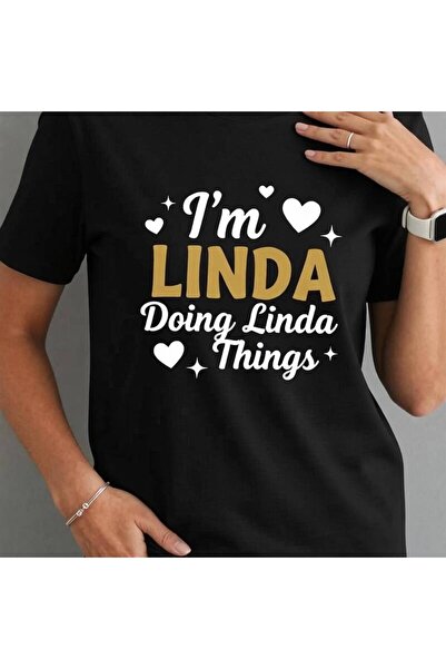 2mcup تي شيرت نسائي مضحك بطبعة "I'm Doing Linda Things" بأكمام قصيرة وياقة دا...