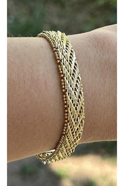 saran aksesuar Sporty and Stylish Women's Steel Bracelet Suitable for Daily Use