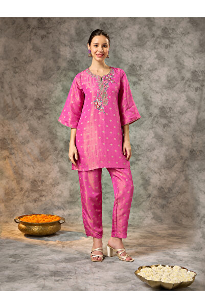 Silver Lime By Styli Pink Round Neck Brocade Kurta Set with Embroidered Neckline