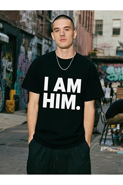 En22 تي شيرت بنمط مميز مع طباعة "I AM HIM" جذابة مناسبة للرجال والنساء. يتميز...
