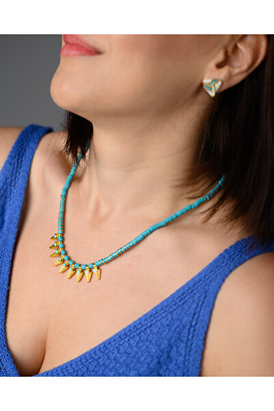 THE GEM STORIES JEWELRY Κολιέ με τιρκουάζ λάμψη και χρυσά τριγωνικά στοιχεία